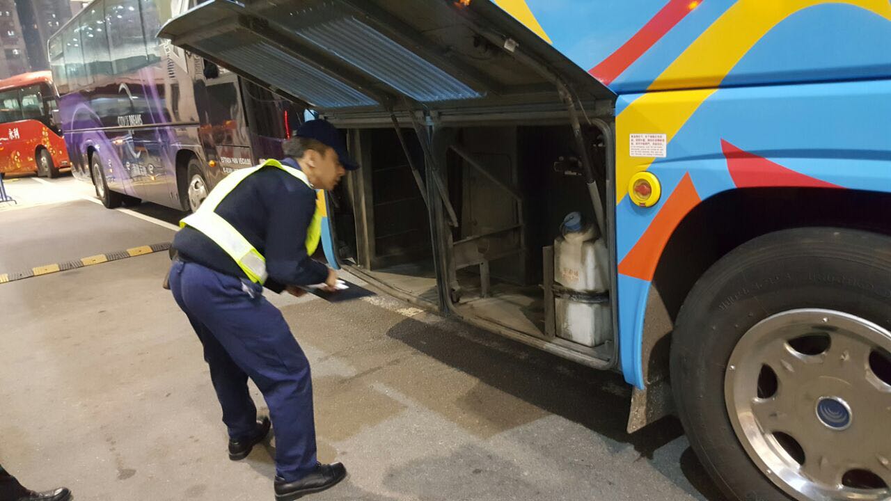 檢查兩地牌大型客車