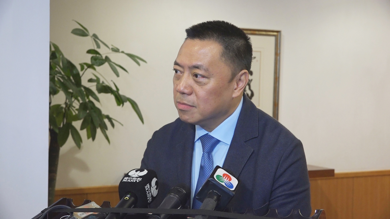 The Secretary for Economy and Finance, Mr Leong Vai Tac, speaks to reporters.