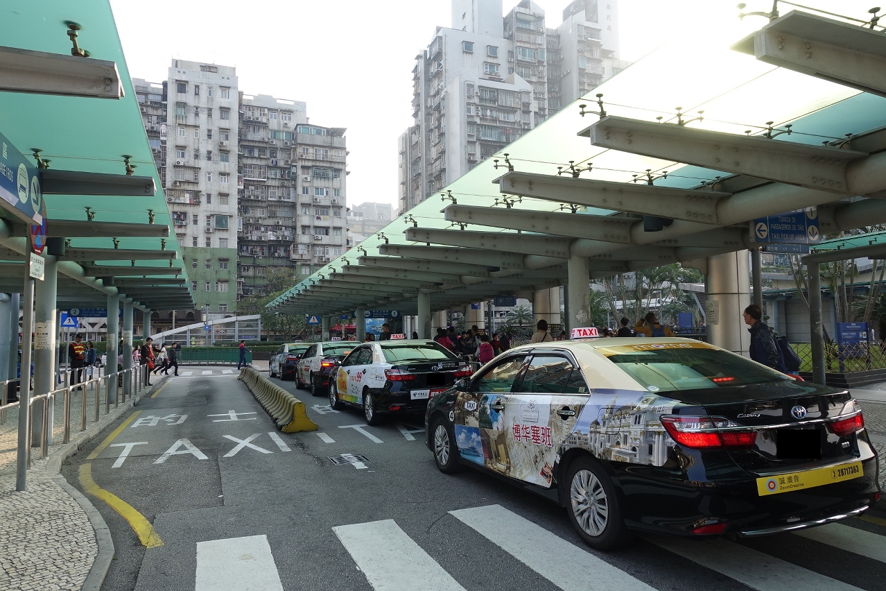 Foi alargado o espaço de formação de fila de espera da  zona de tomada e largada de passageiros de autocarros de turismo no lado leste da Praça das Portas do Cerco  para fazer face ao número de passageiros durante o ano novo chinês.