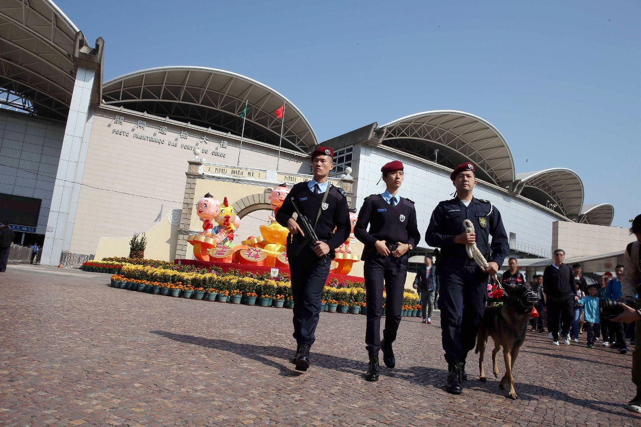 特警隊人員於關閘巡邏