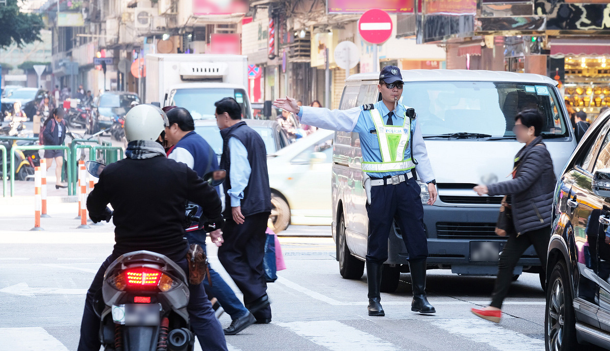 交通警員維持交通秩序
