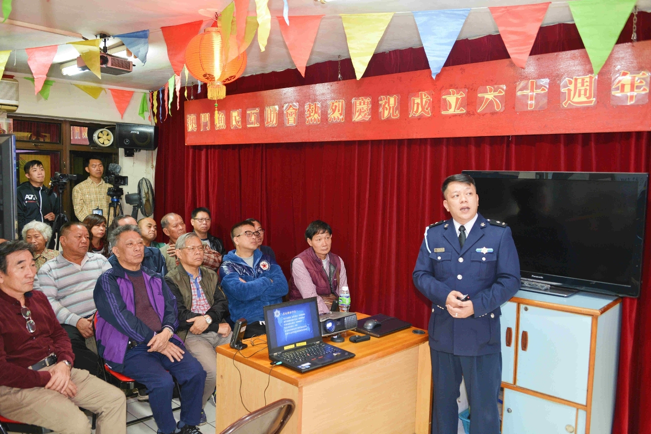 海關代表向漁民講解海上防盜知識