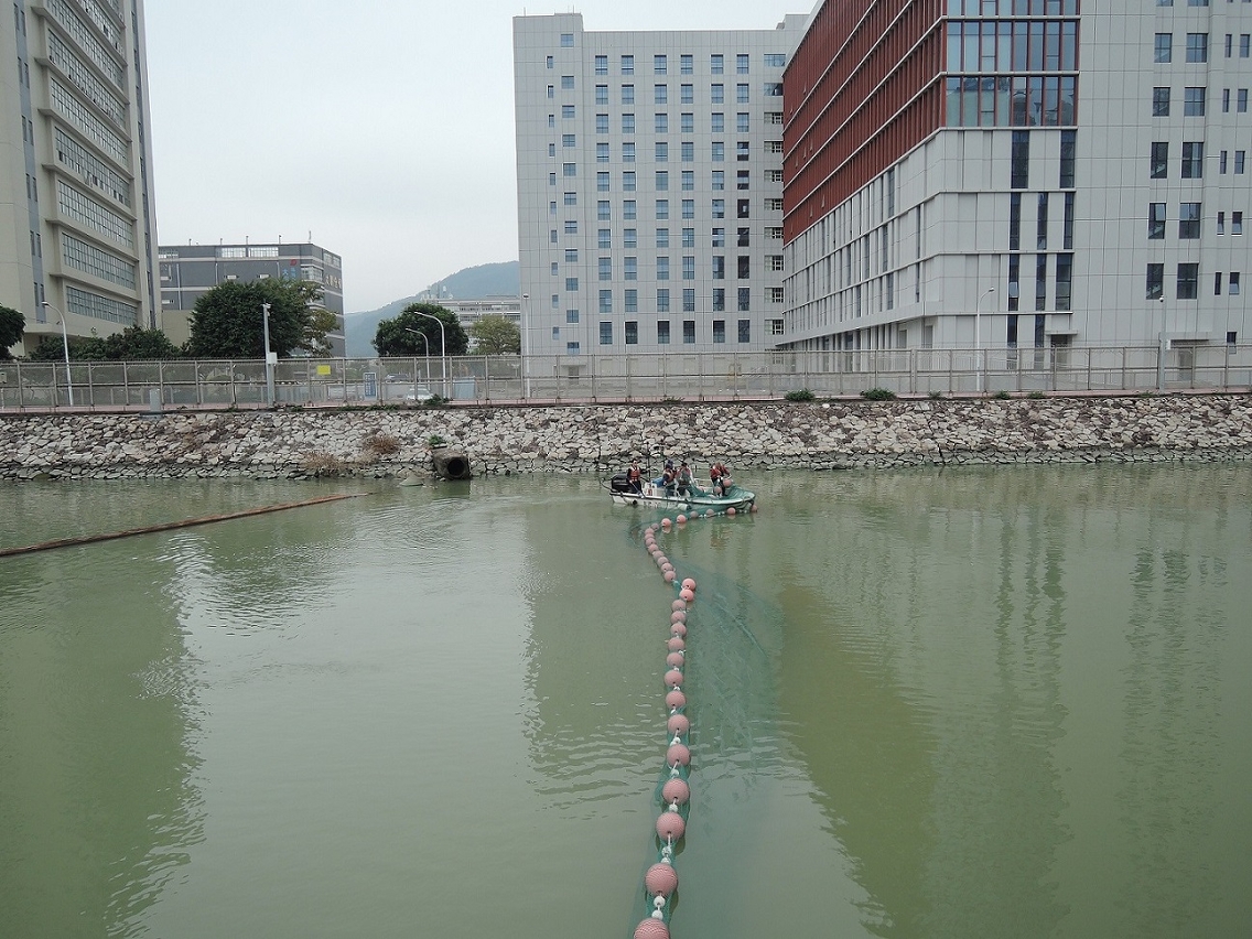 環境保護局經與內地相關部門協調後，已於本月中旬完成在鴨涌河河口設置攔魚網。