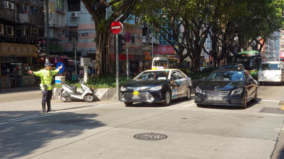 交通警員維持交通秩序(2)