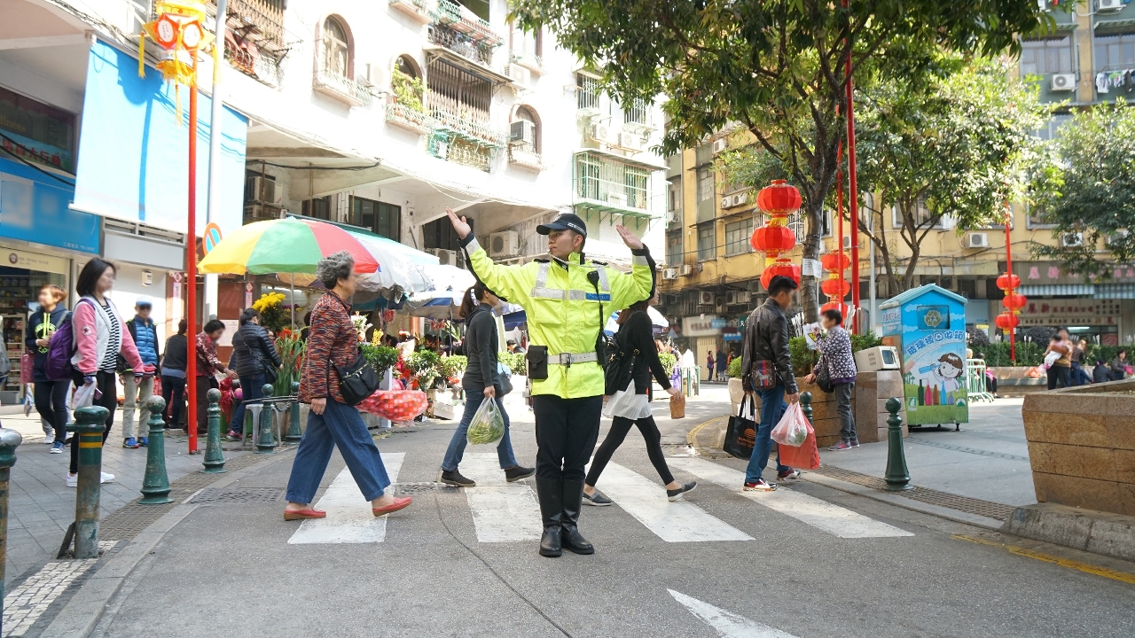 交通警員於三盞燈維持交通秩序