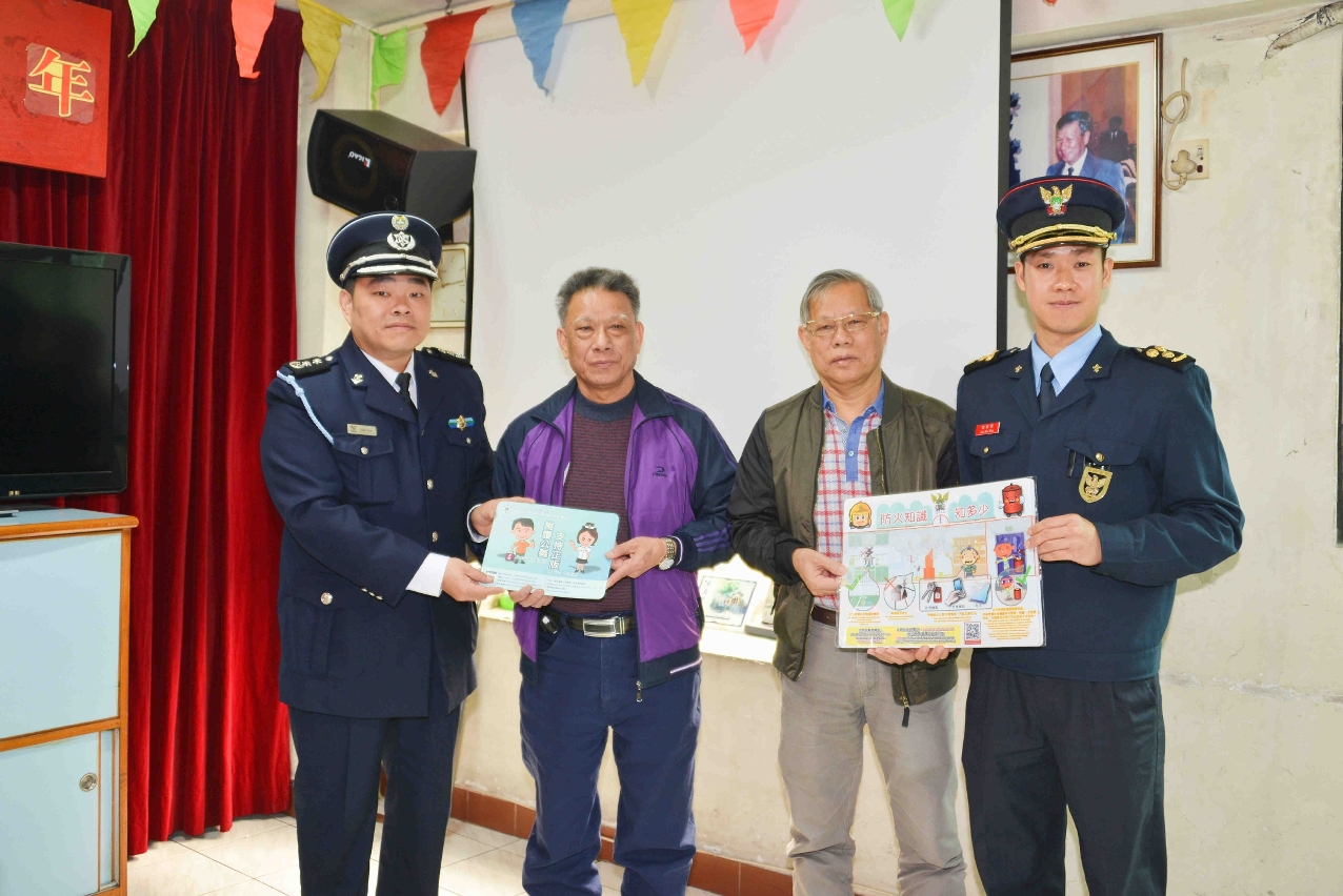 兩部門向漁業代表致送宣傳紀念品