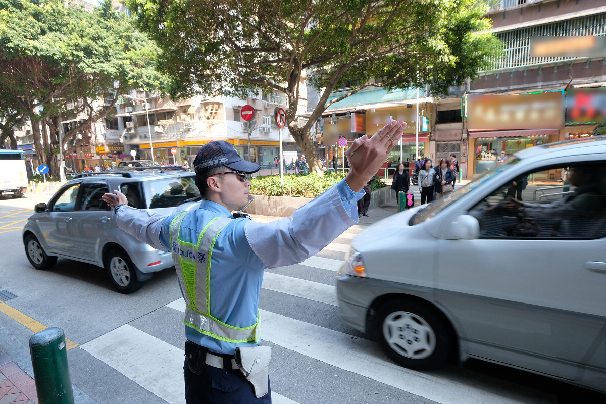 交通警員維持交通秩序(3)