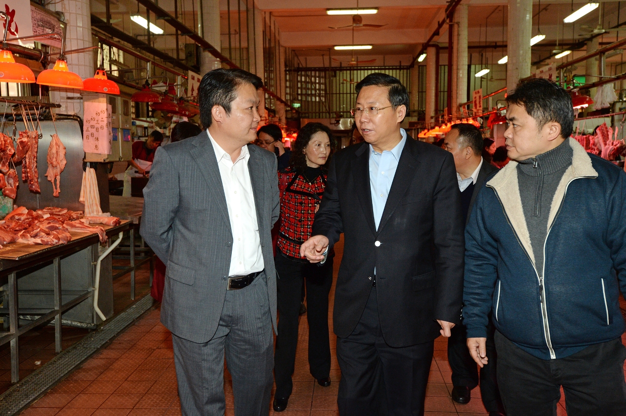 張驥部長助理在民政總署管理委員會副主席李偉農陪同下，實地考察祐漢街市，了解市場供應。