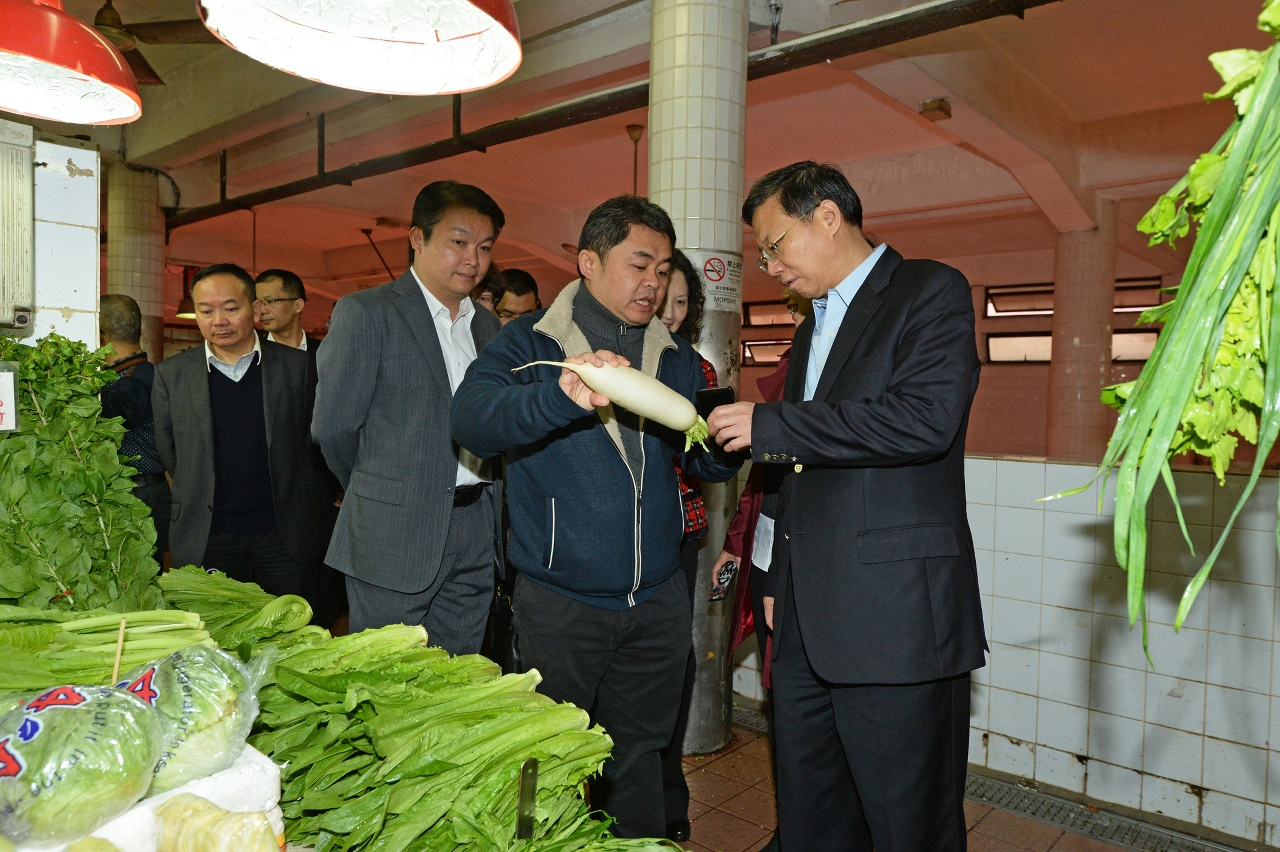 張驥部長助理實地考察祐漢街市，了解農副產品供應。