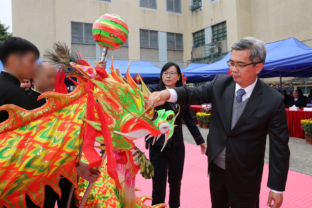 Secretary for Security Wong Sio Chak dots the eye of the dancing dragon, unveiling the Chinese New Year Party