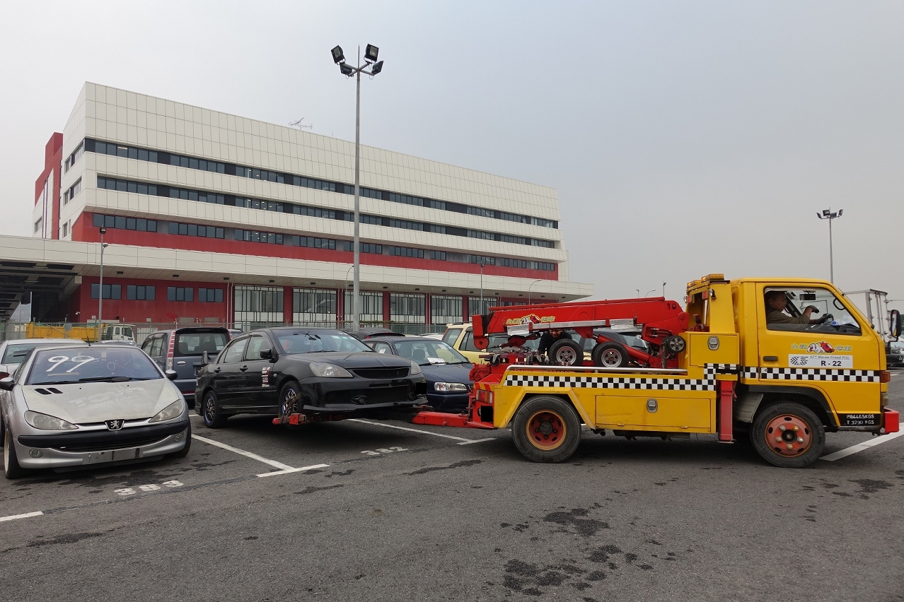Os veículos estacionados abusivamente foram removidos para o parque de depósito de veículos na Zona de Aterro do Cotai