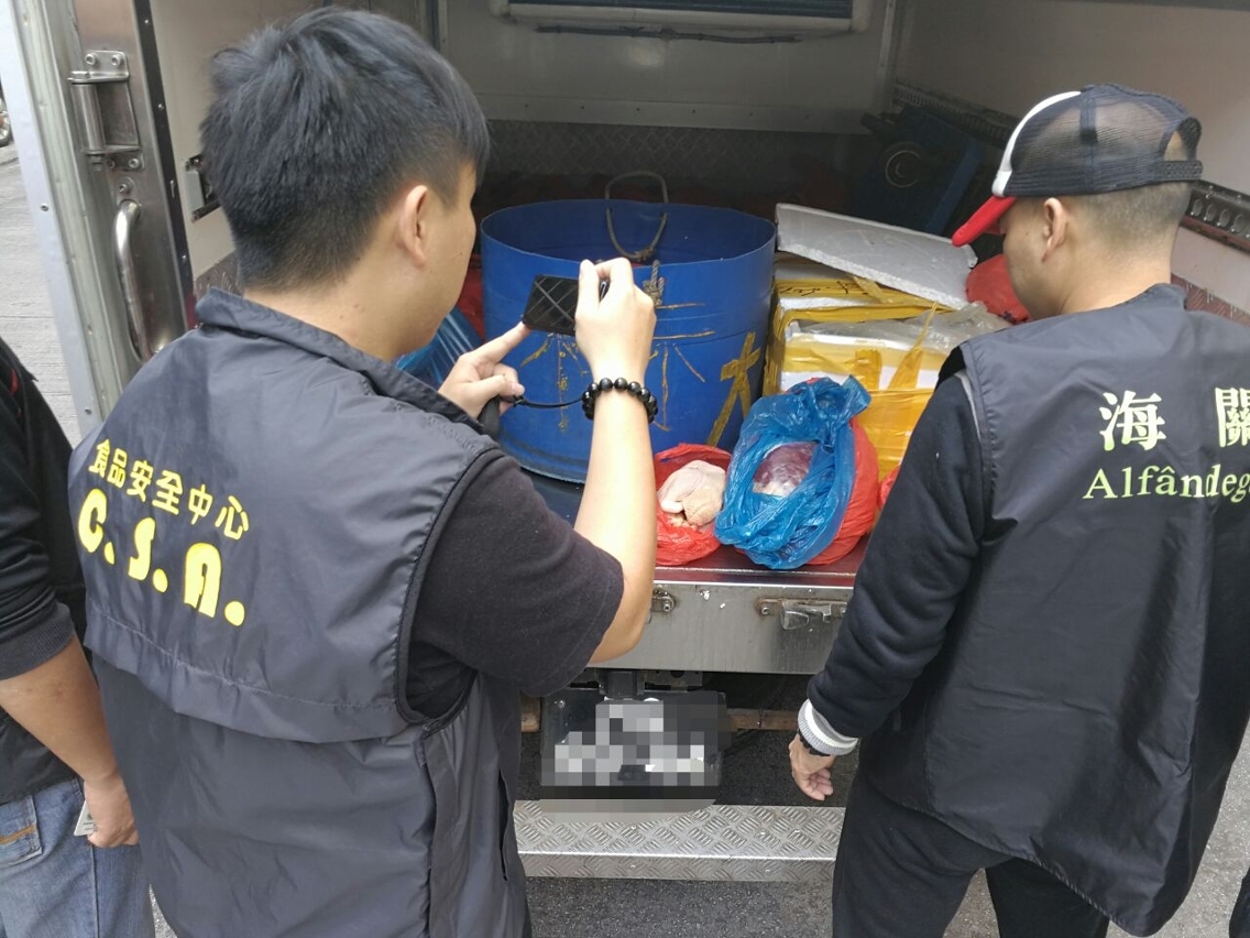 海關與民署食品安全中心人員緝獲未經檢疫鮮活食品
