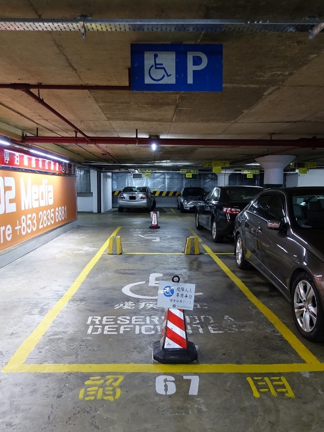 O veículo que estaciona nos lugares reservados ou nos de passe mensal é considerado estacionamento abusivo