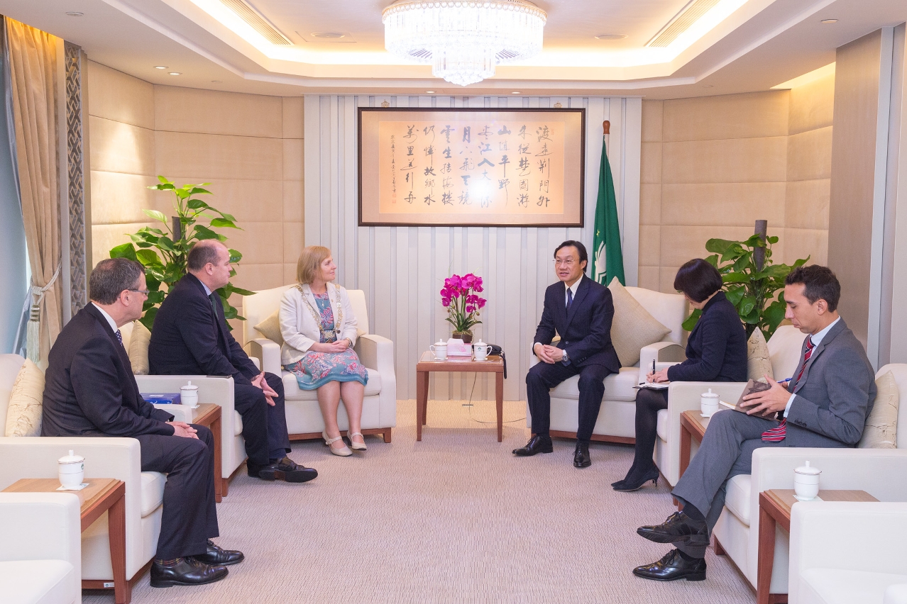 O Secretário para os Assuntos Sociais e Cultura, Doutor Alexis Tam, teve um encontro com a Lord Mayor de Dublin e com o cônsul geral da Irlanda em Macau e Hong Kong