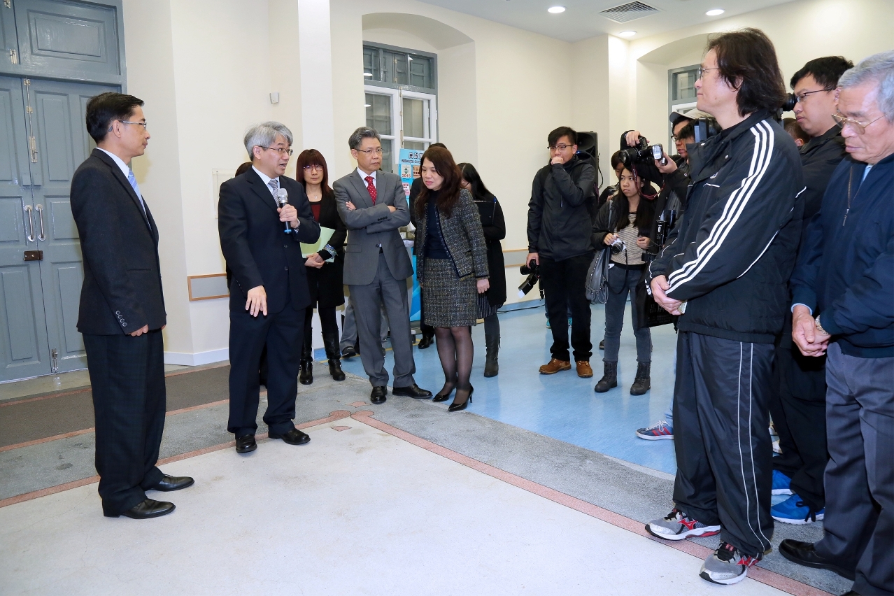 李展潤局長介紹改建後的路環衛生站內所保留的歷史建築特色