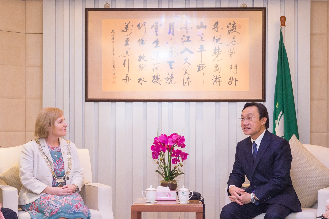 O Secretário para os Assuntos Sociais e Cultura, Doutor Alexis Tam, teve um encontro com a Lord Mayor de Dublin e com o cônsul geral da Irlanda em Macau e Hong Kong