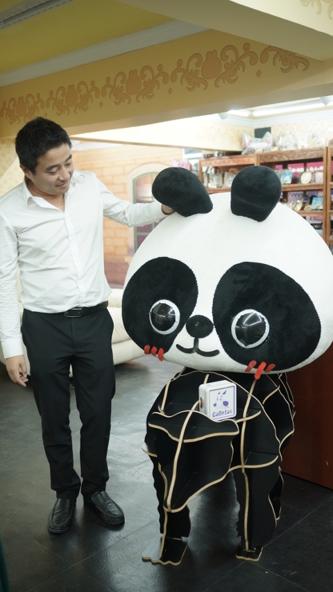 O Presidente da Cia. de Criatividade Cultural Locomotiva, Lda. junto do seu “Baby Panda”,  que teve grande êxito junto do público visitante.