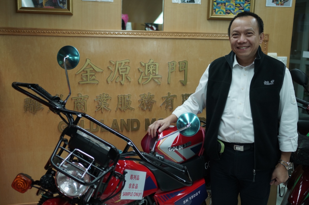 Sr. Raymond Chan junto dos seus  motociclos, que teve grande êxito nas vendas.