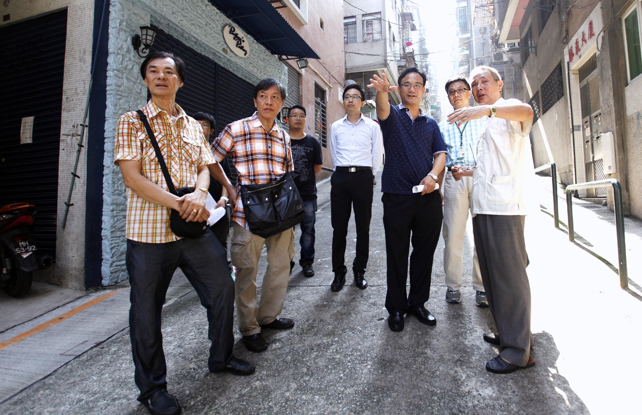 兩局人員向商戶及坊會代表介紹施工安排