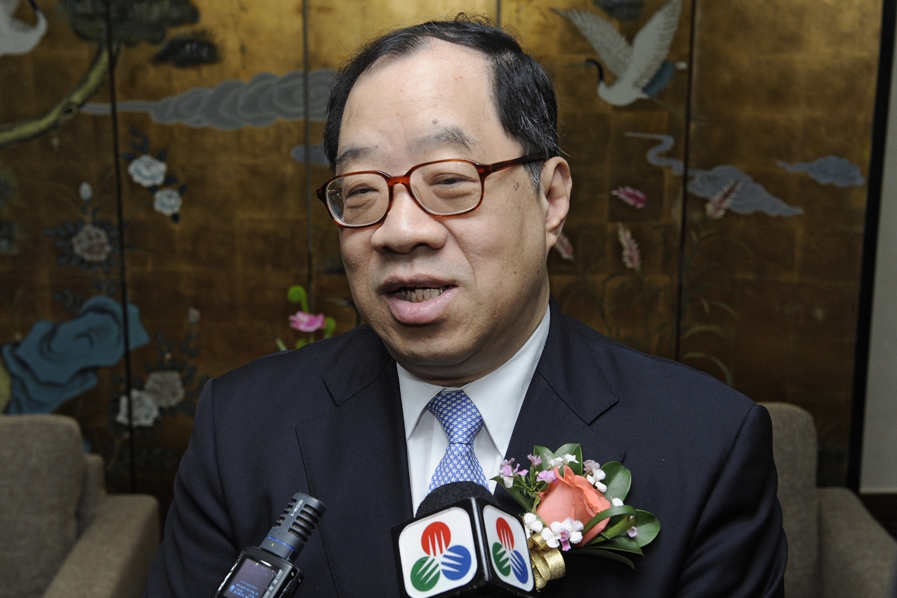 經濟財政司司長譚伯源接受訪問