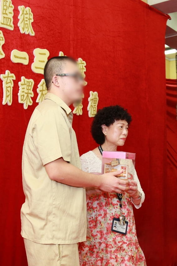 學員代表向本年退休的劉淑芳老師送上紀念品表達謝意