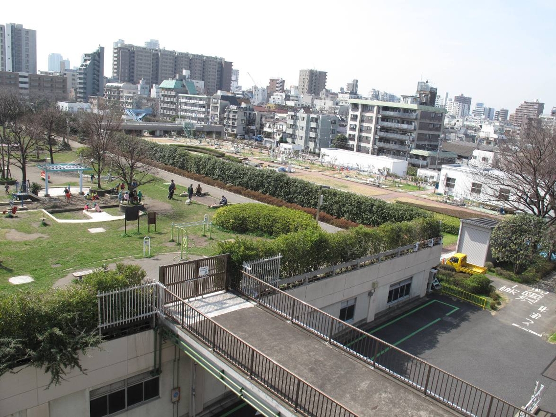 靠近民居的污水處理廠，其上蓋公園成為居民活動場所