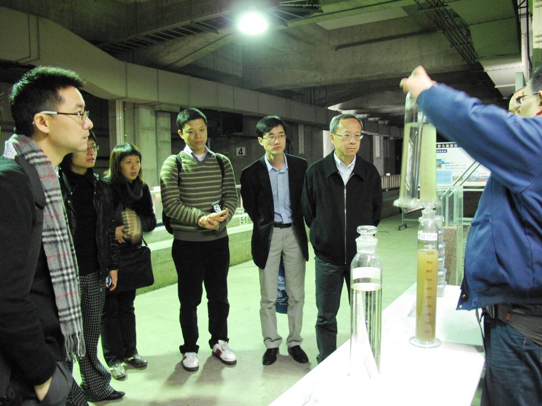 成員聽取再生水中心工作人員介紹如何將污水循環利用