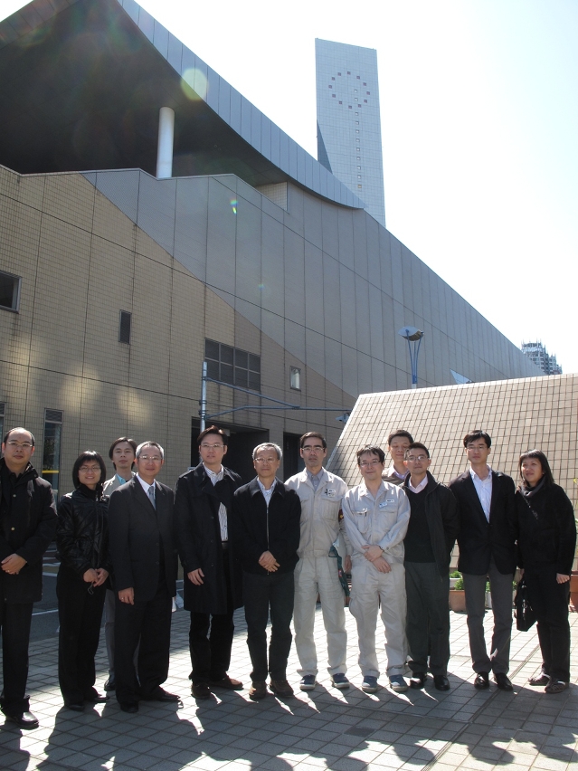 考察團在東京具地標性的有明垃圾焚化爐前留影