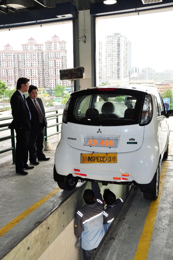 交通事務局局長汪雲及環境保護局局長張紹基了解電動汽車的檢測情況