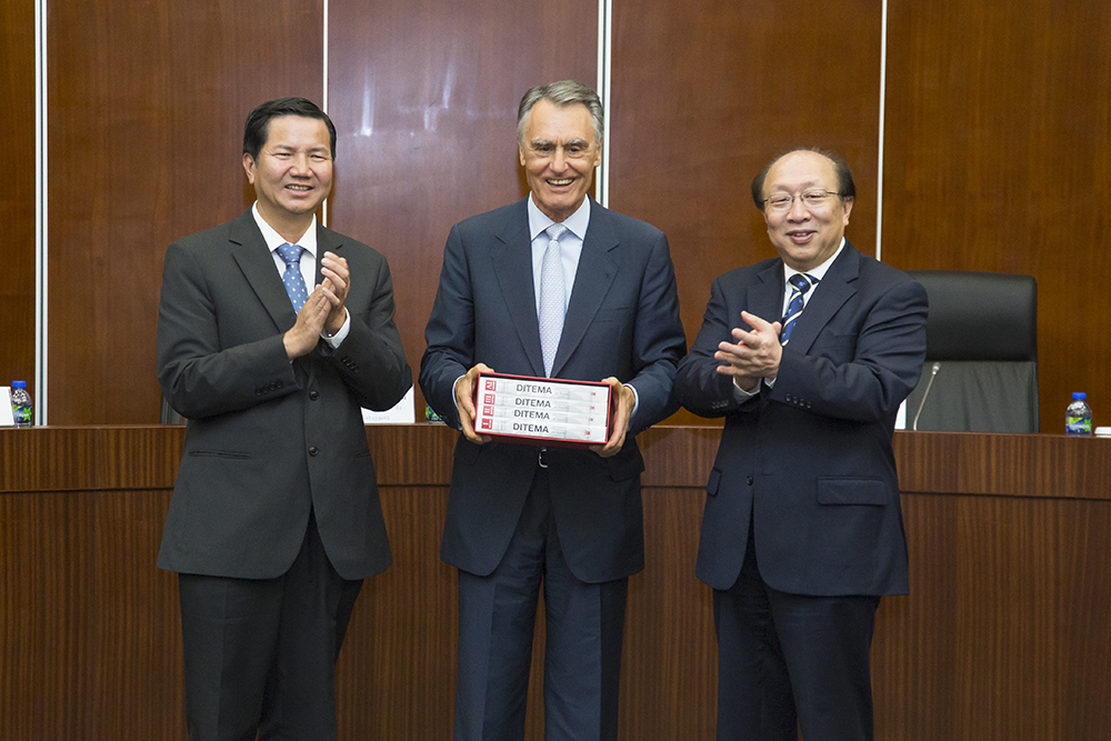 O Secretário, Cheong U, acompanhado pelo Reitor, Wei Zhao, entrega lembranças ao Presidente Cavaco Silva (centro)