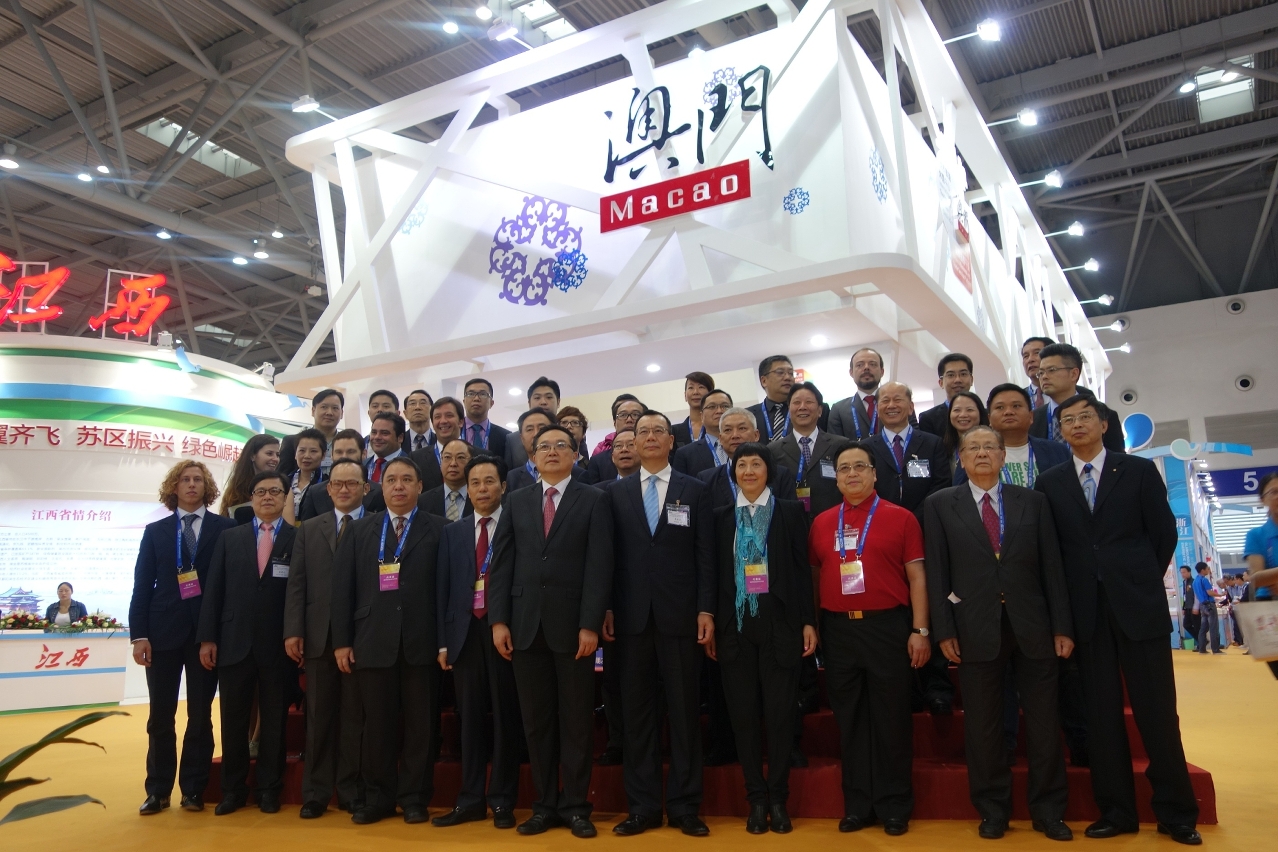 Fotografia de grupo da Delegação Empresarial de Macau em frente do Pavilhão de Macau
