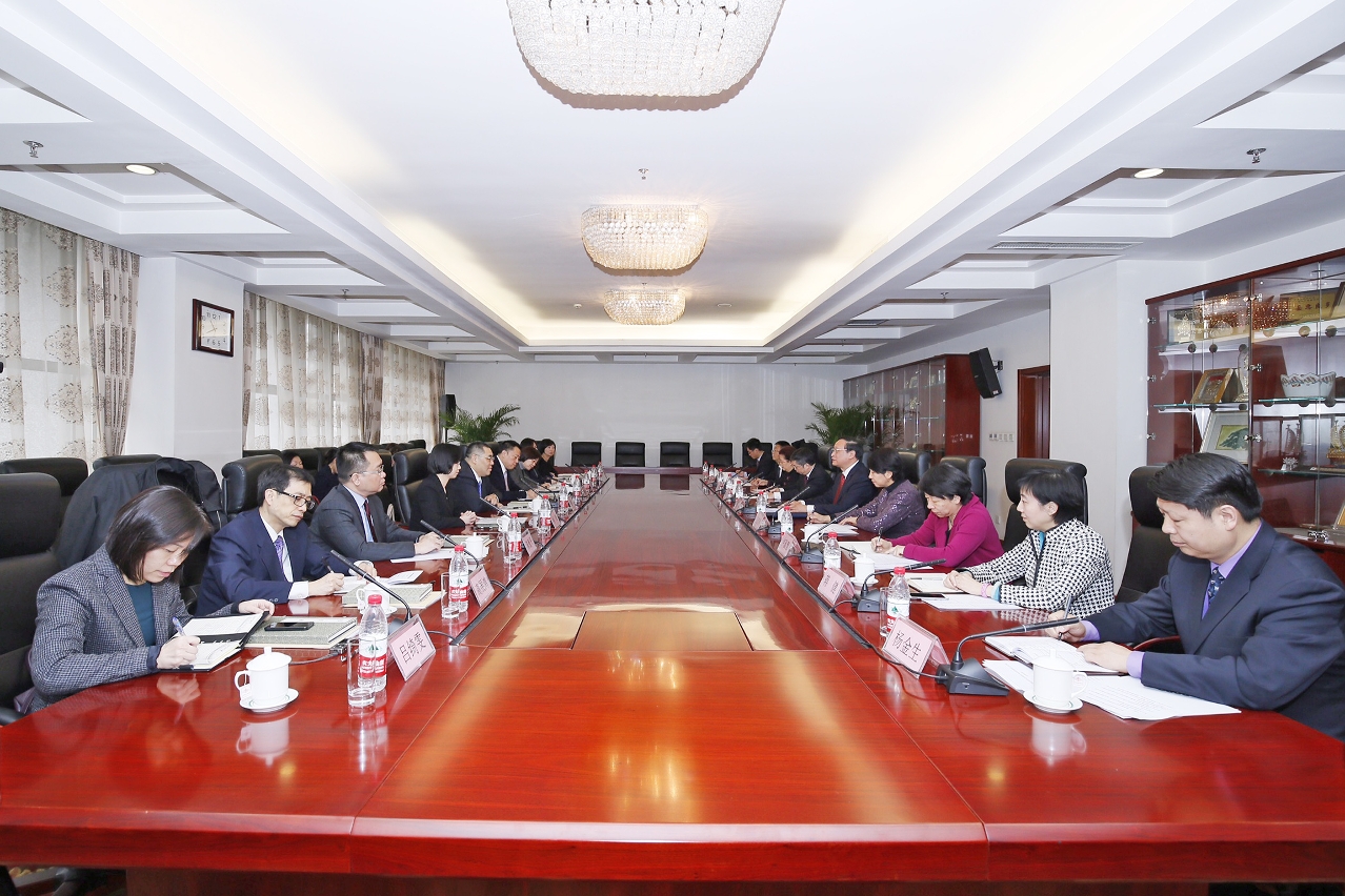 Chief Executive, Mr Chui Sai On, meets with the Commissioner of the State Administration of the Traditional Chinese Medicine, Mr Wang Guoqiang, in Beijing.