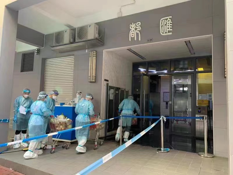 特區政府持續組織非前線公務人員到紅碼封控區協助維生支援工作