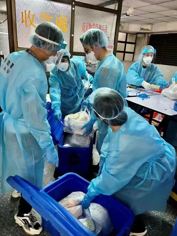 特區政府持續組織非前線公務人員到紅碼封控區協助維生支援工作