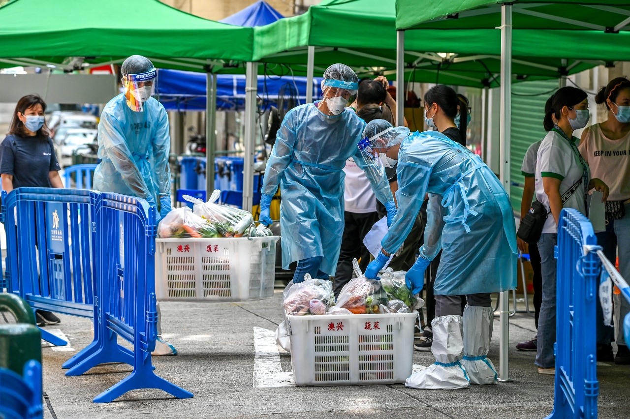 特區政府持續組織非前線公務人員到紅碼封控區協助維生支援工作