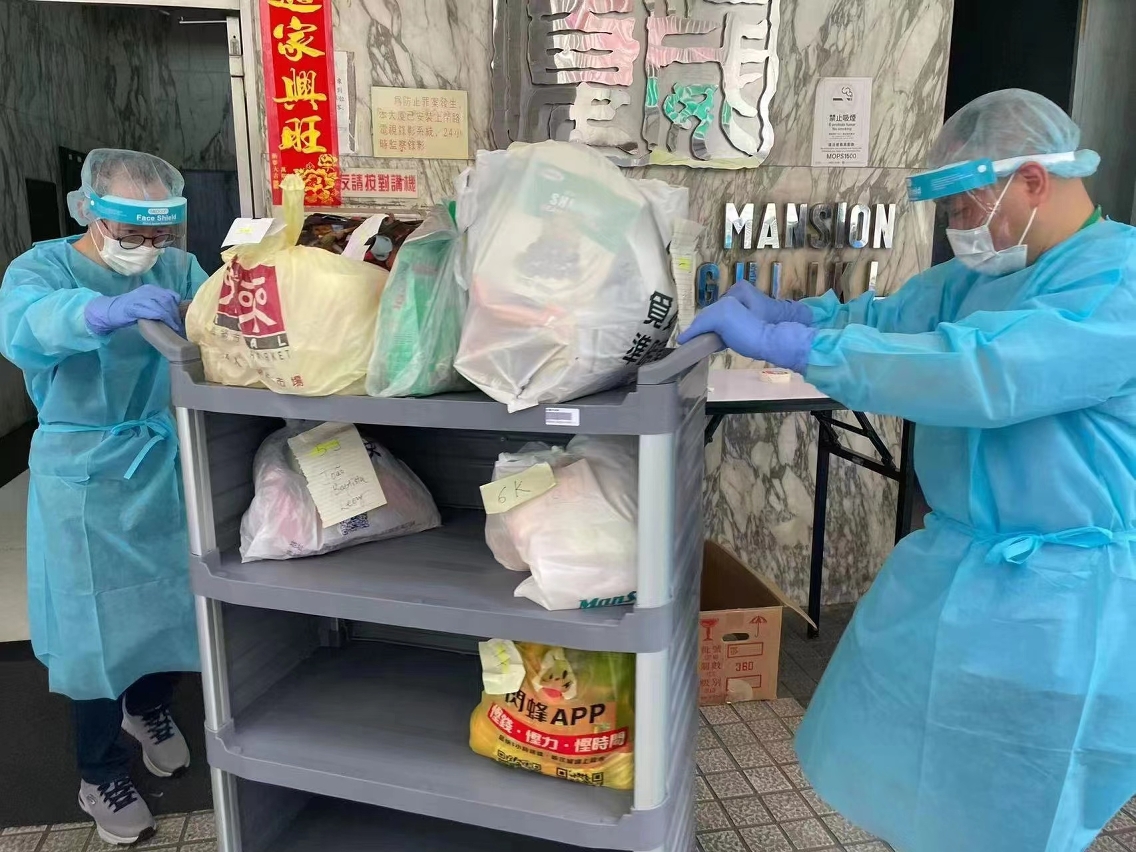 特區政府持續組織非前線公務人員到紅碼封控區協助維生支援工作