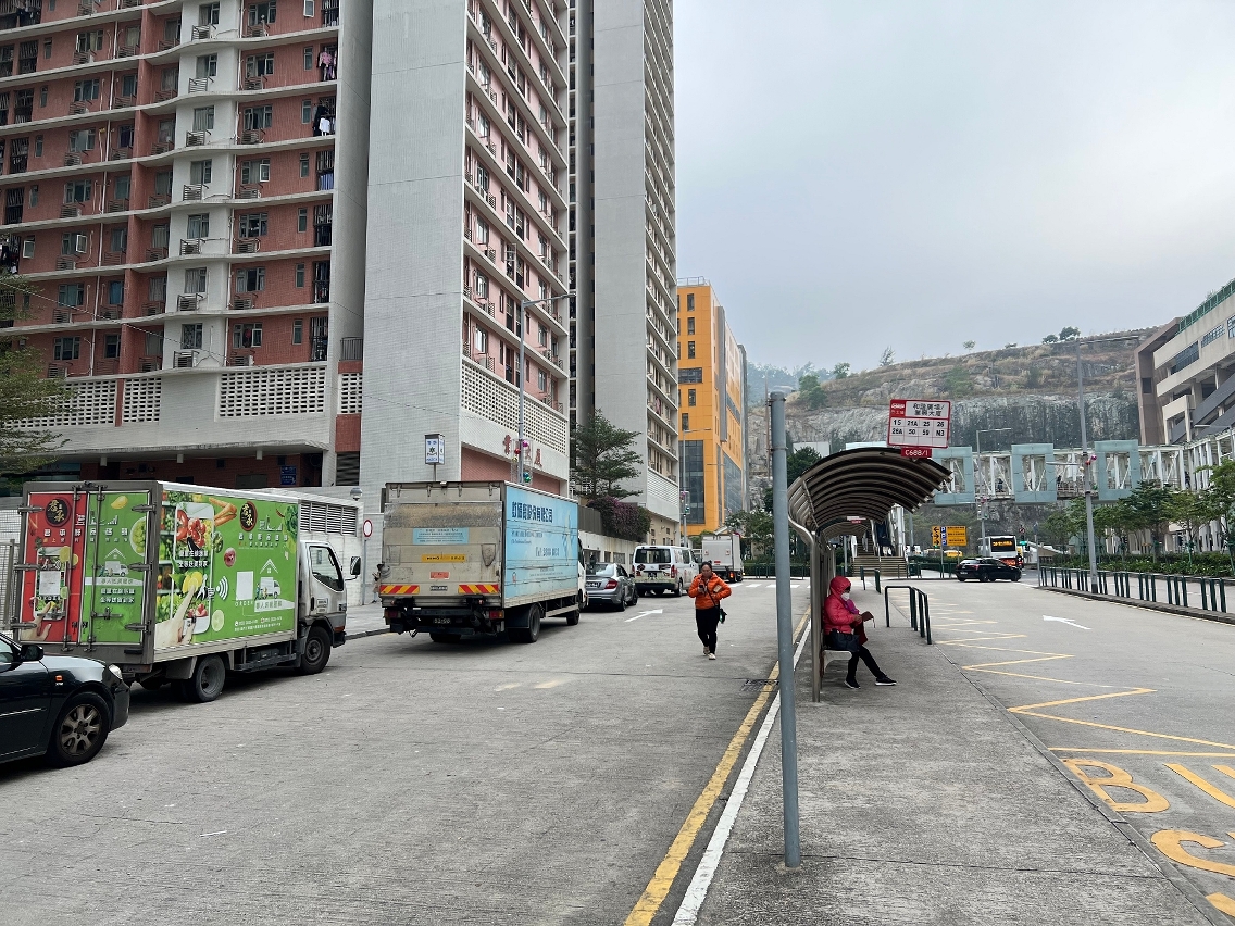 fotos 1：o local de estacionamento da viatura de dádiva de sangue - zona de carga e descarga e tomada e largada de passageiros junto à alameda da harmonia, coloane (perto do bloco 7 do edifício ip heng)
