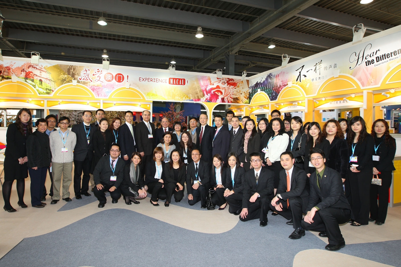 Responsáveis da DST, operadores turísticos e convidados no stand de Macau