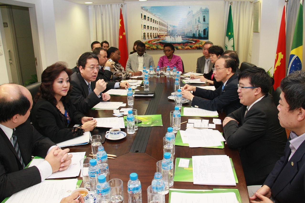 Encontro entre o Secretariado Permanente do Fórum de Macau e um grupo de Empresários de Macau sócios da Associação Comercial de Macau