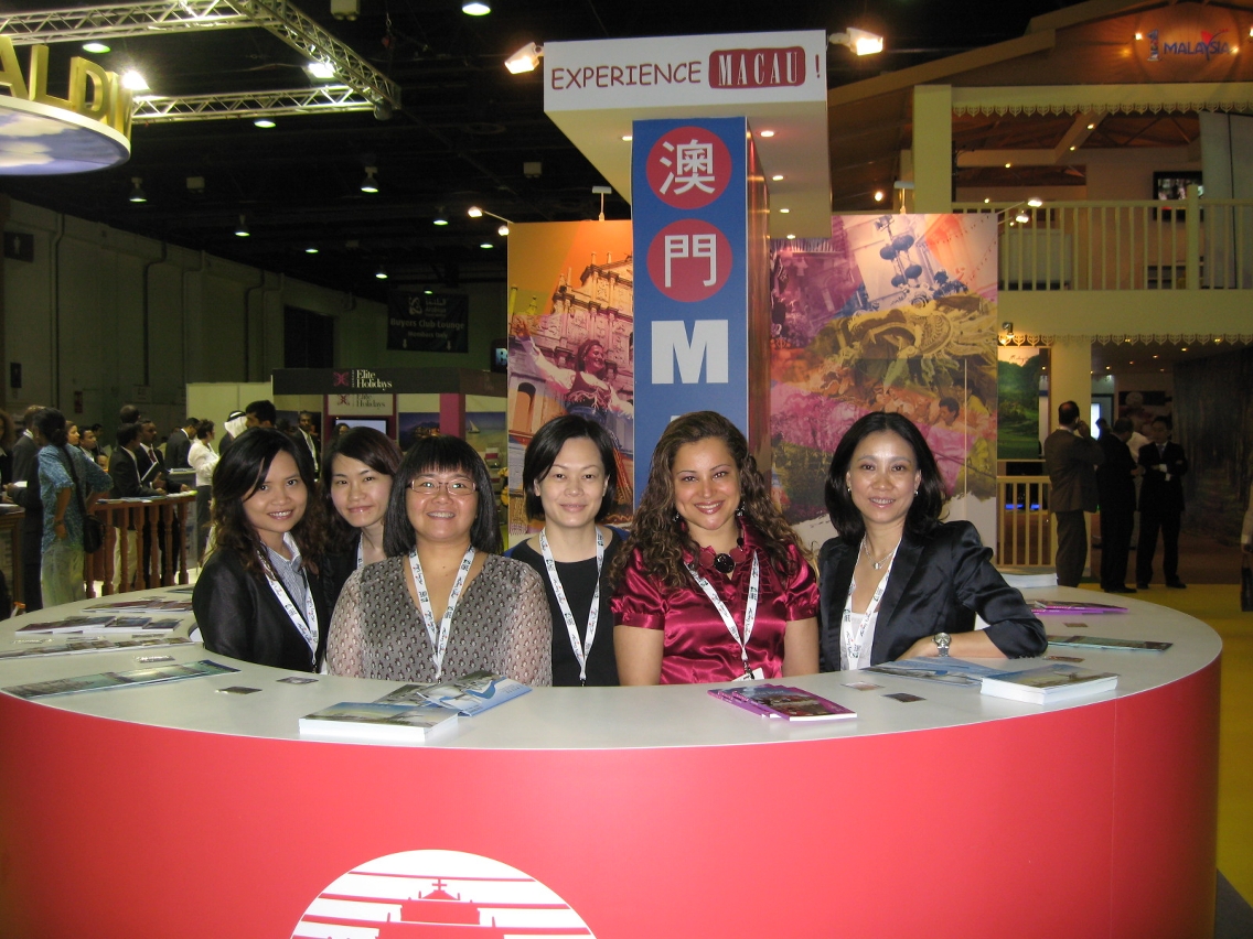 Stand de Macau na feira colorido com a campanha “Sentir Macau”