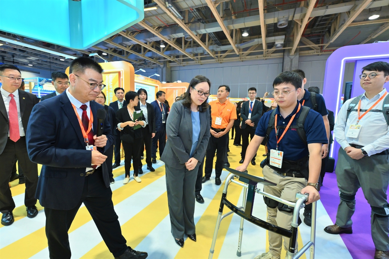 經濟財政司司長吳惠嫻參觀2026粵澳名優商品展展位