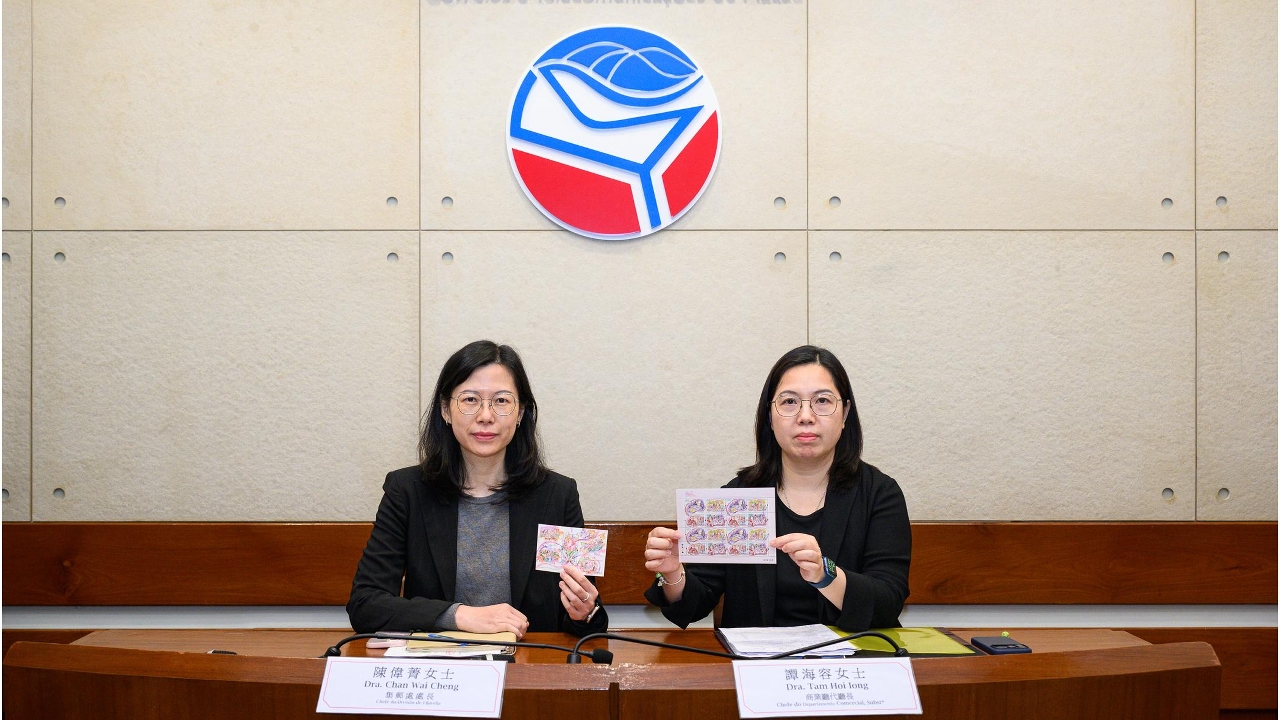 邮电局就发行“母亲节”纪念邮票举行新闻发布会。