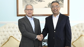 The Chief Executive, Mr Sam Hou Fai, who is visiting  Lisbon, meets with the Ambassador of the People's Republic of China to the Portuguese Republic, Mr Yang Yirui.