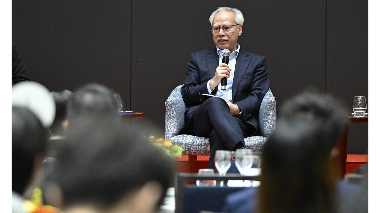 正在里斯本的行政长官岑浩辉与在葡萄牙升学的澳门学生会面交流。