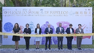 Chefe do Executivo, Sam Hou Fai, preside à cerimónia de inauguração da exposição “Reflexos do Mar de Espelhos: Exposição de 500 Anos de Intercâmbio entre as Civilizações Chinesa e Ocidental em Macau”, no Centro Científico e Cultural de Macau, em Portugal.
