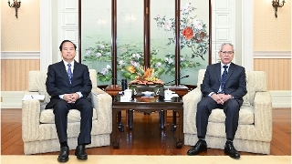 行政長官岑浩輝與全國政協常委、港澳台僑委員會主任劉賜貴會面。