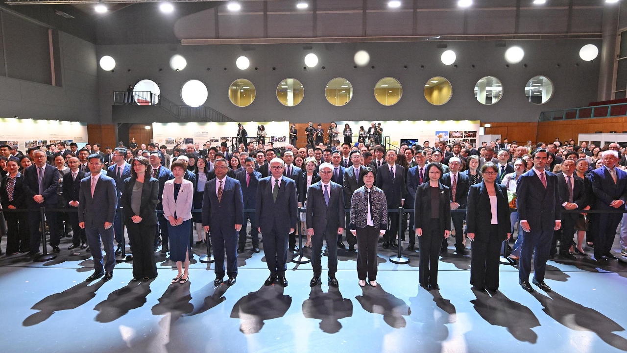 行政长官岑浩辉出席特区政府在葡萄牙里斯本举办的“赓续中葡传统友谊　续写‘一国两制’新篇章 - 澳门‘一国两制’成功实践成果展示会”。