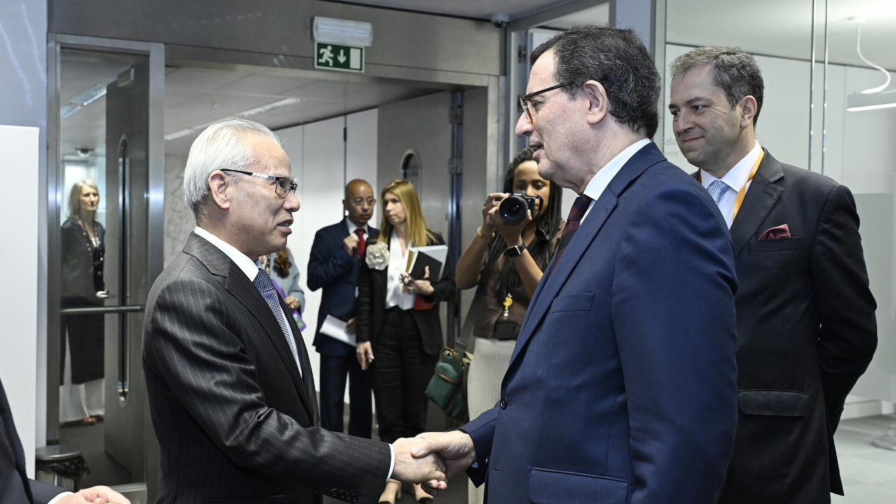 正在里斯本的行政长官岑浩辉与葡萄牙经济兼国土融合部长曼努埃尔·卡斯特罗·阿尔梅达（Manuel Castro Almeida）会面。