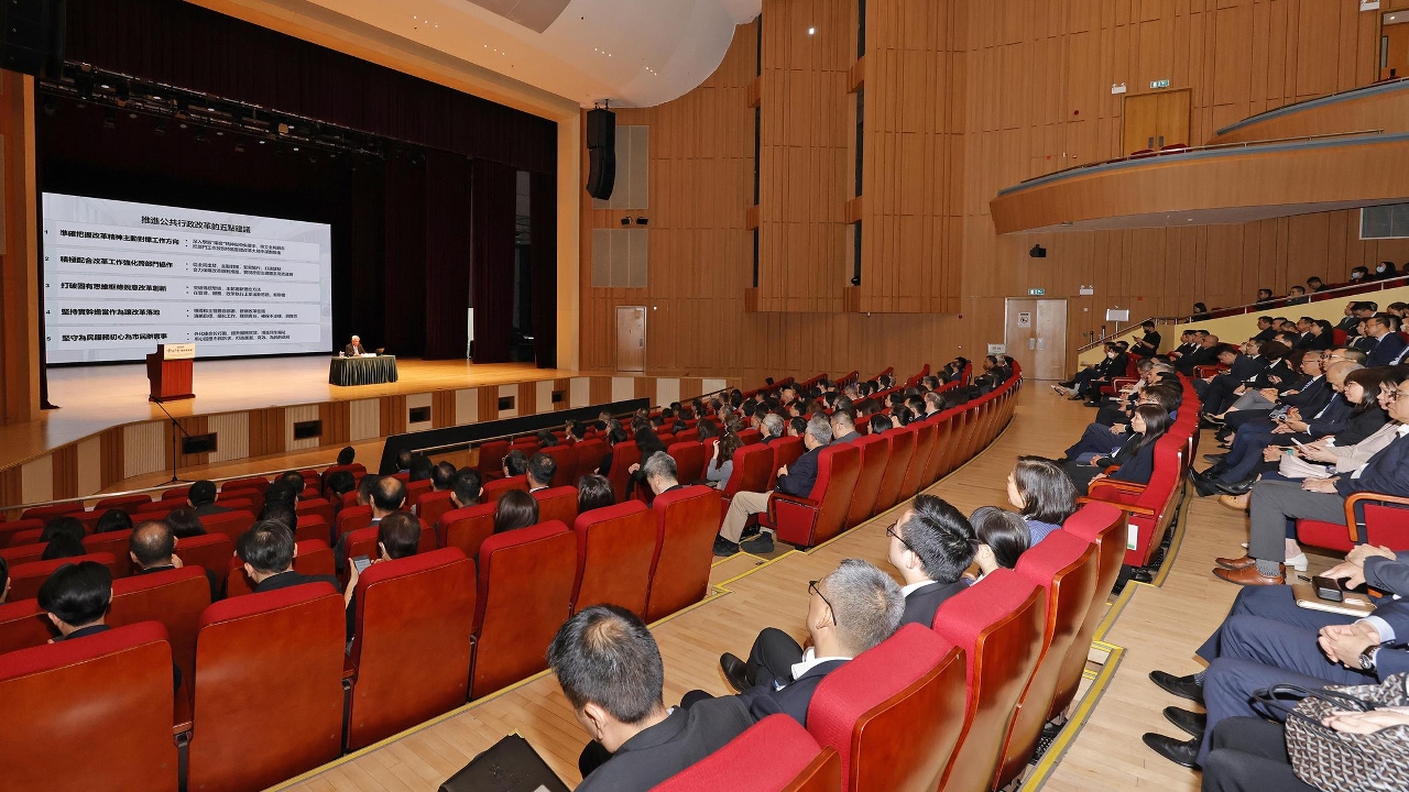 The Secretary for Administration and Justice, Mr Wong Sio Chak, attends a briefing session hosted by the MSAR Government for senior civil servants to share new policies and aspirations set out in the 2026 "Two Sessions".