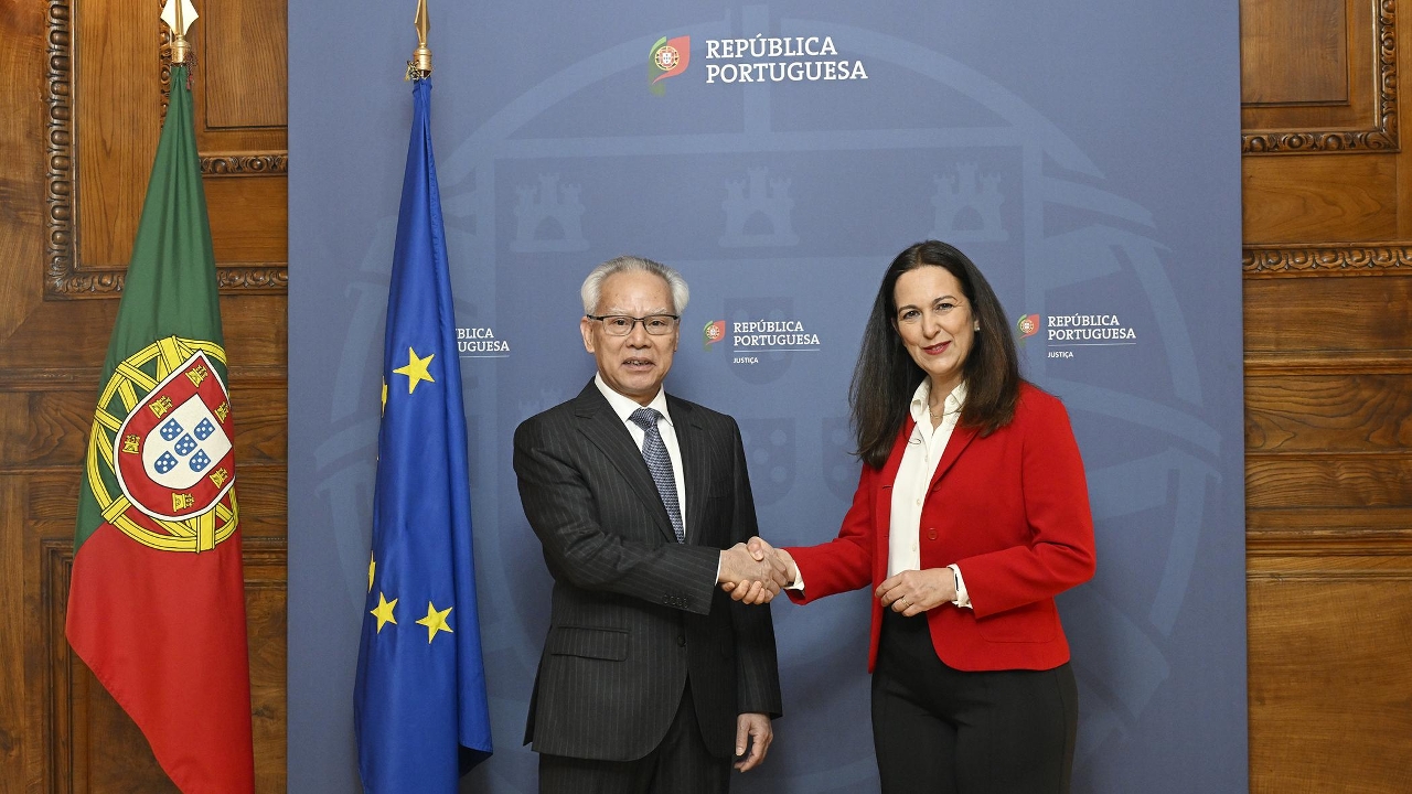 正在里斯本访问的行政长官岑浩辉与葡萄牙司法部长丽塔·茹迪塞（Rita Alarcão Júdice）会面。